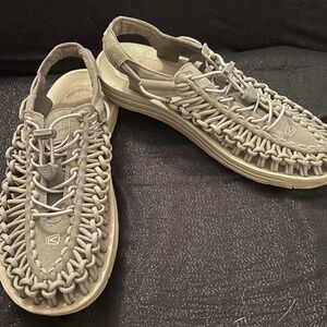 NWOB KEEN Women's UNEEK Gray Bungee Sandal Sz 10